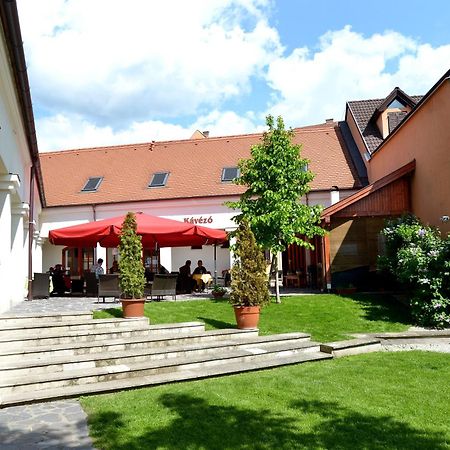 Servita Udvarhaz Eger Exteriör bild