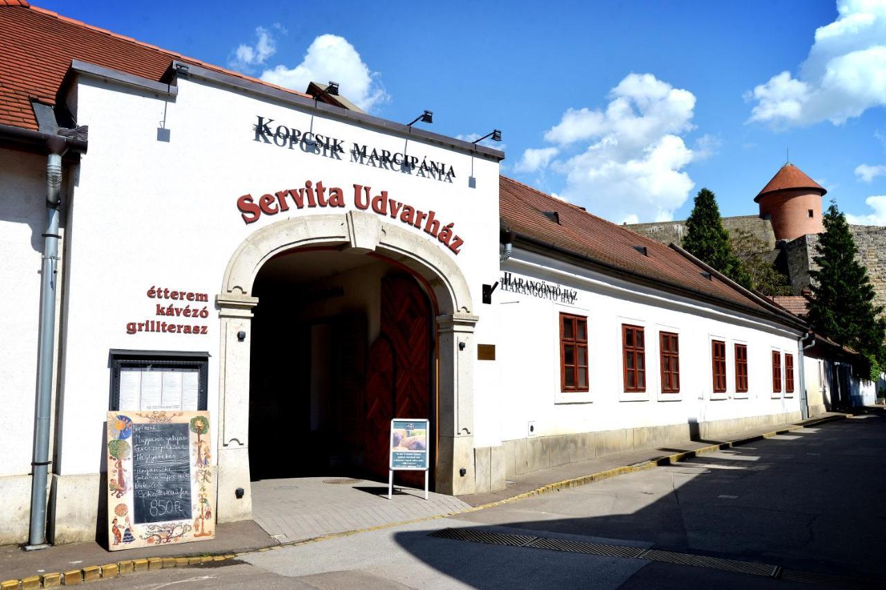 Servita Udvarhaz Eger Exteriör bild