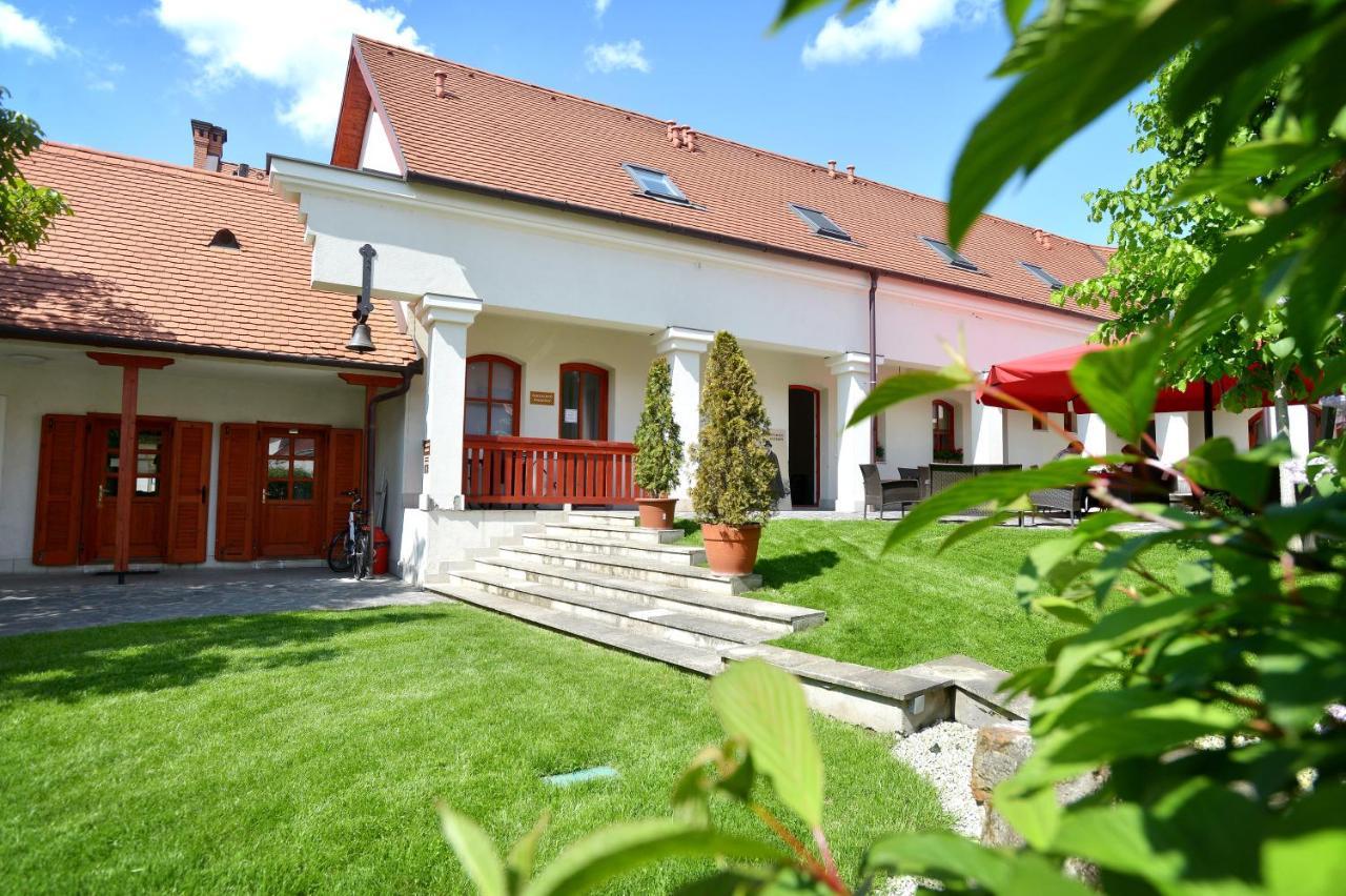 Servita Udvarhaz Eger Exteriör bild