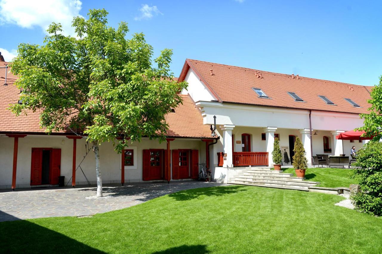 Servita Udvarhaz Eger Exteriör bild