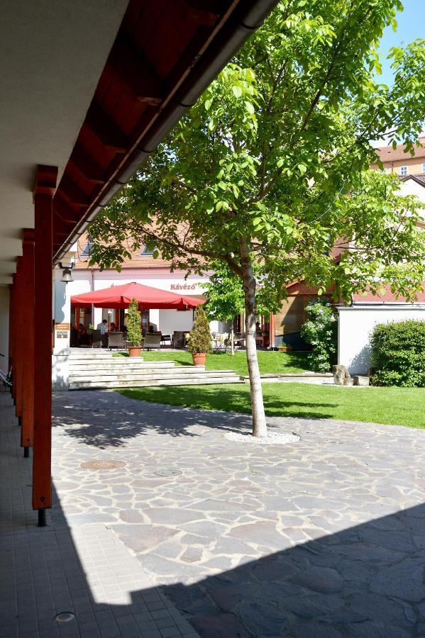 Servita Udvarhaz Eger Exteriör bild