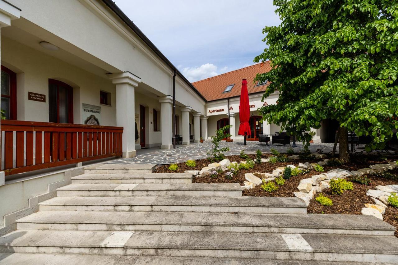 Servita Udvarhaz Eger Exteriör bild