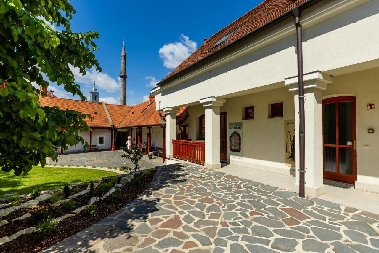 Servita Udvarhaz Eger Exteriör bild