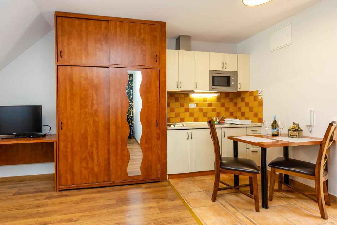 Servita Udvarhaz Eger Exteriör bild