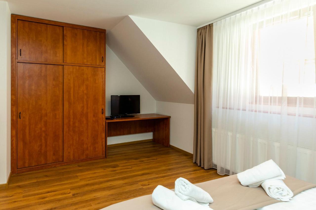 Servita Udvarhaz Eger Exteriör bild